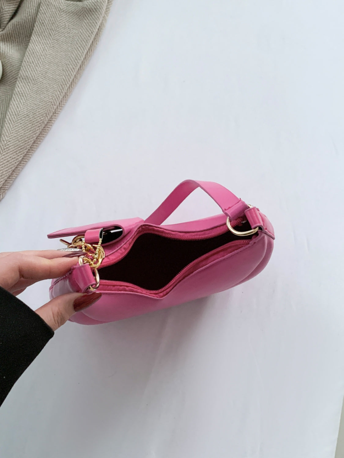 PU Leather Shoulder Bag with EarPods BagCarry your essentials in style with our PU Leather Shoulder Bag! Made from imported PU leather, this medium-sized bag is perfect for day-to-day use. The spacious intHand bagPlush Fashion ShopPlush Fashion ShopPU Leather Shoulder Bag