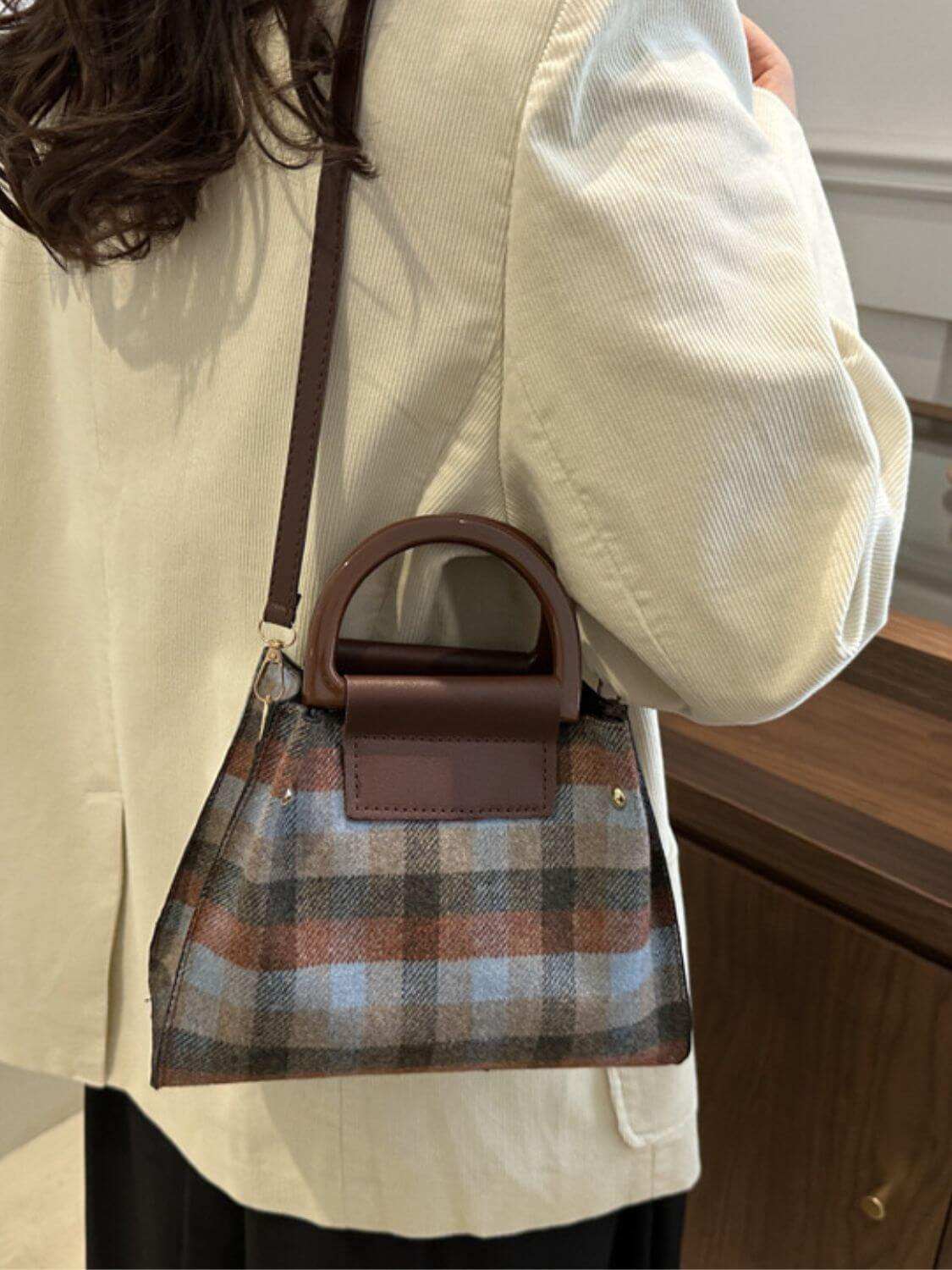 Contrast Plaid Trapezoid Shape Crossbody BagThis statement-making Contrast Plaid Crossbody Bag combines style and functionality. Made of durable PU leather and polyester, it's perfect for everyday use. Its medHandbagPlush Fashion ShopPlush Fashion ShopContrast Plaid Trapezoid Shape Crossbody Bag